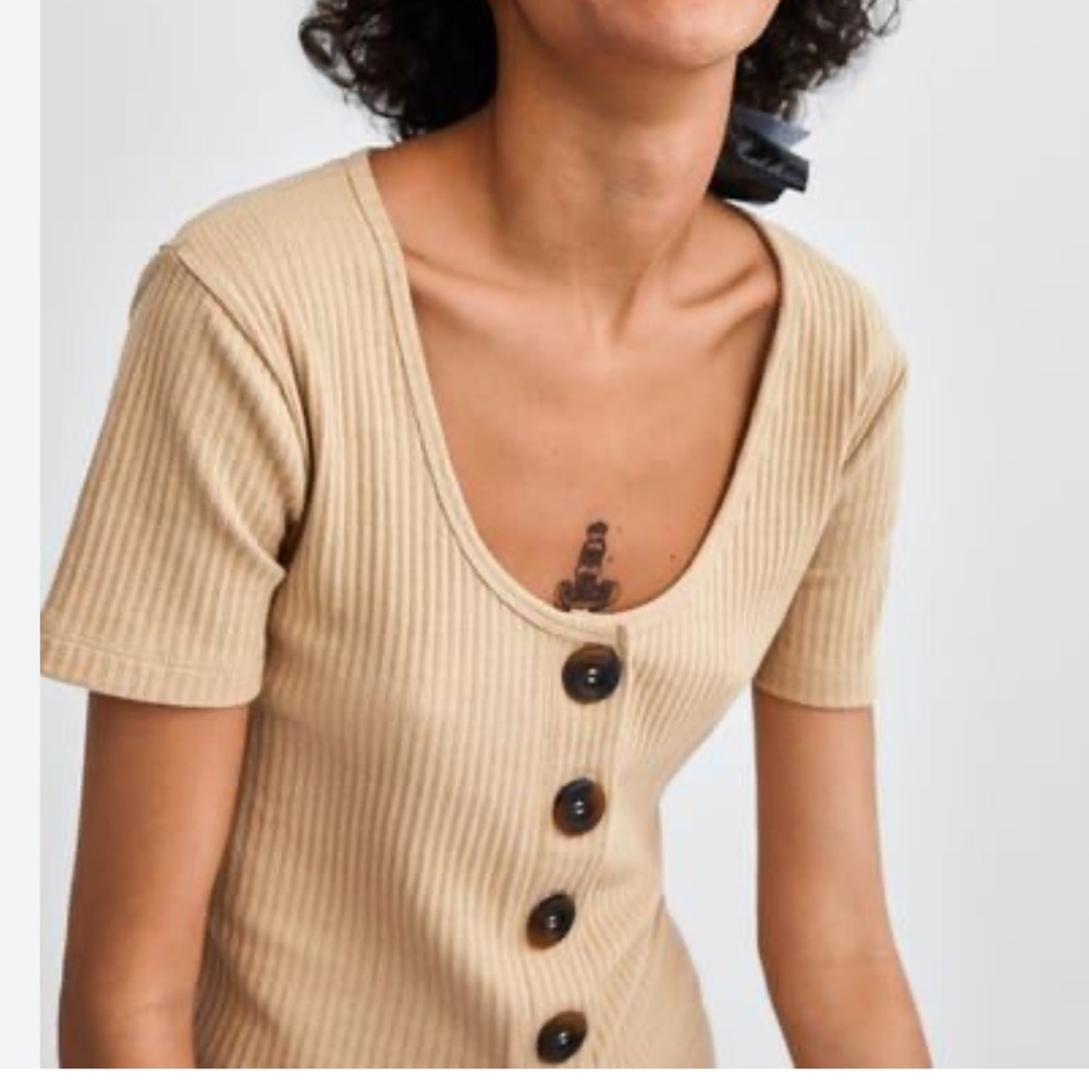 Zara Ribbed Tan Button-Up Top

Size: Small